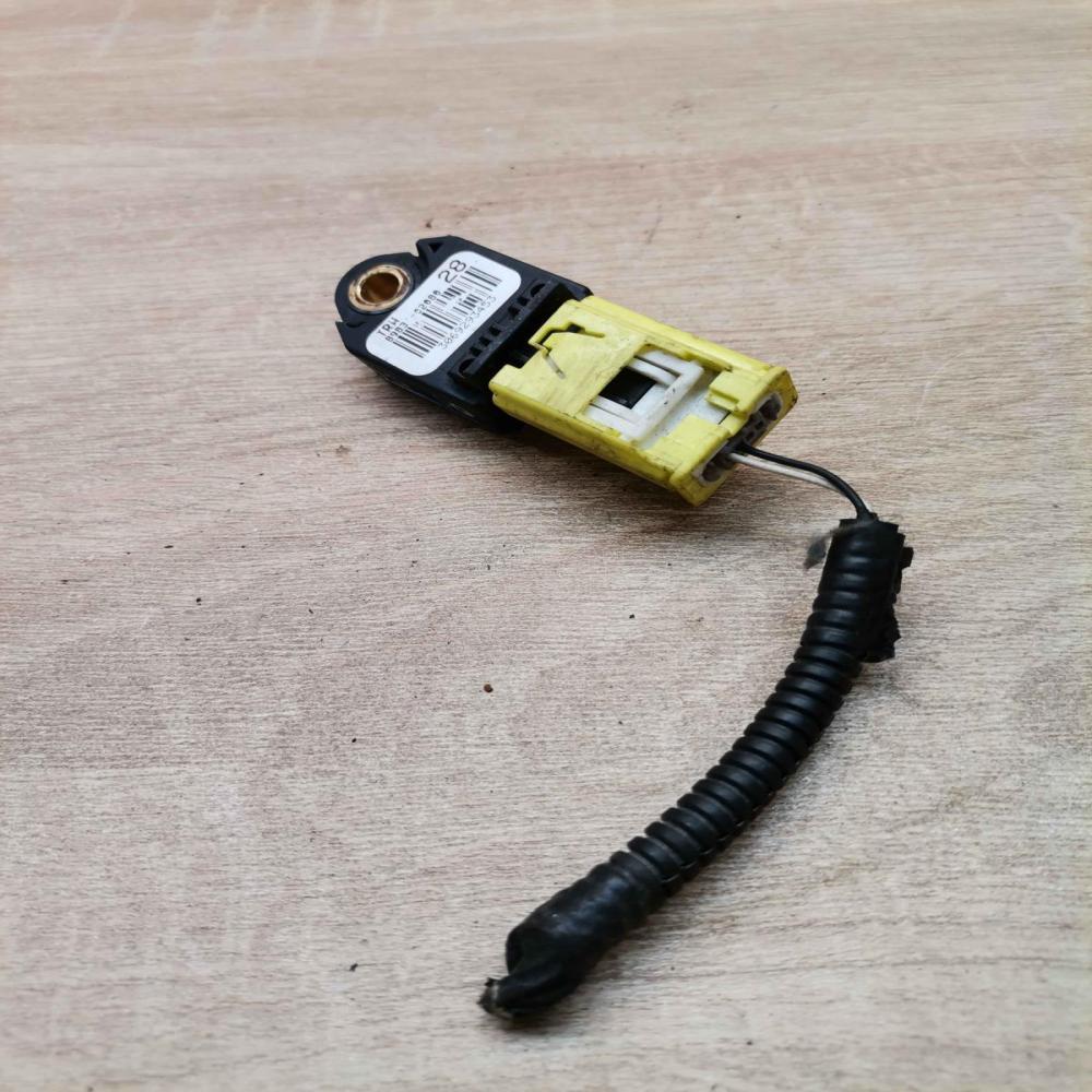 89831 02080   Airbag deployment crash/impact sensor Toyota Auris 150