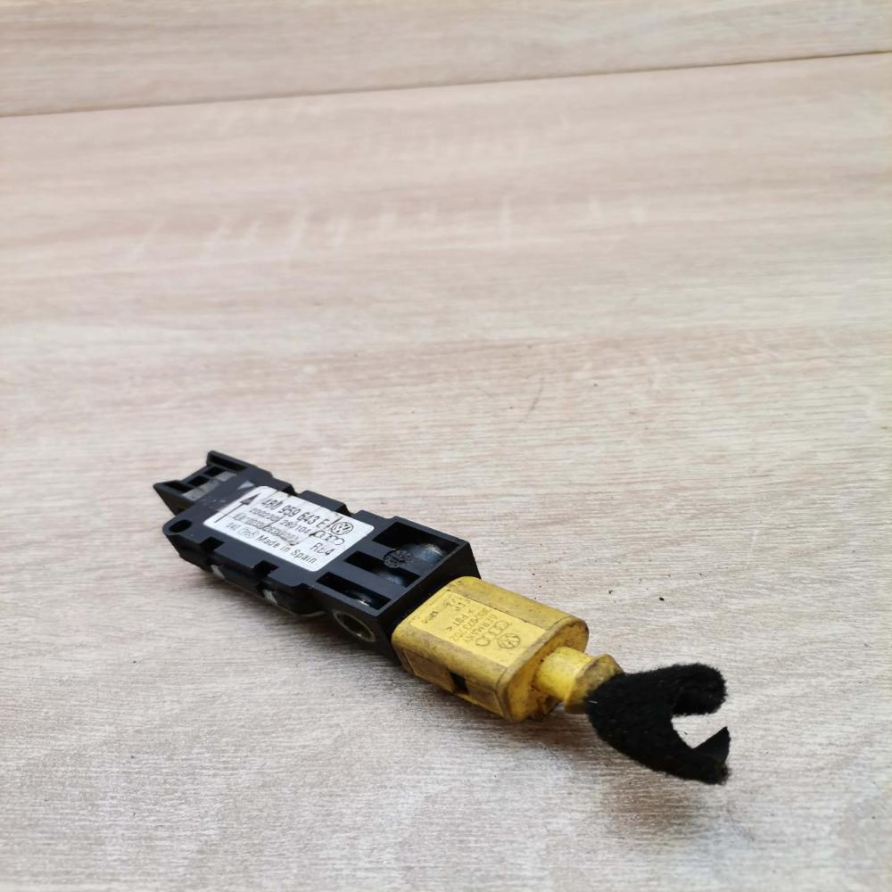 4b0959643e   Airbag deployment crash/impact sensor Audi A6 S6 C6 4F