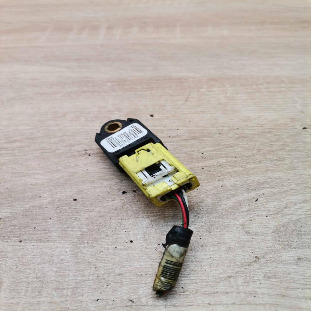 89831 05040   Airbag deployment crash/impact sensor Toyota Avensis T270