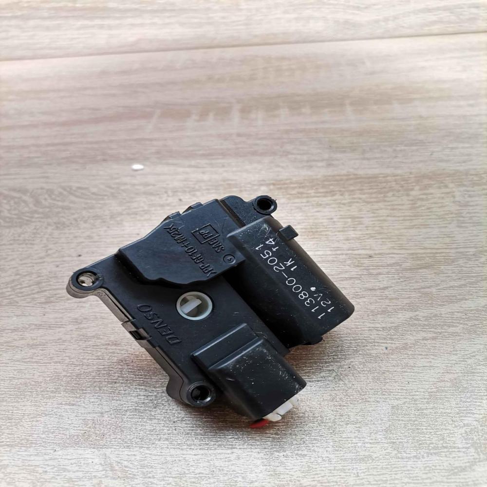113800 2051   Air flap motor/actuator Toyota Avensis Verso