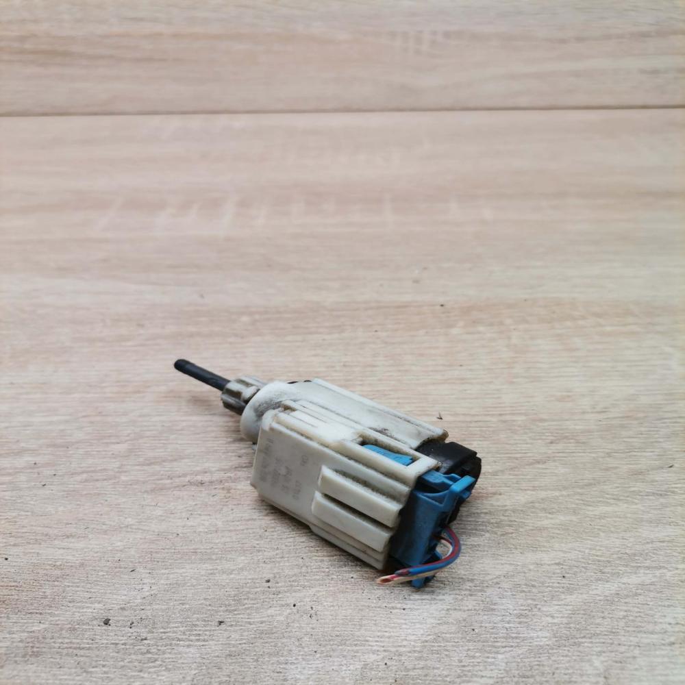 8e0927189b   Brake pedal sensor switch Audi A4 S4 B7 8E 8H