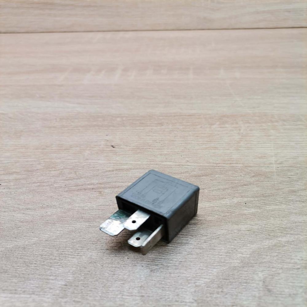 8d0951253 370  Other relay Volkswagen PASSAT B5.5