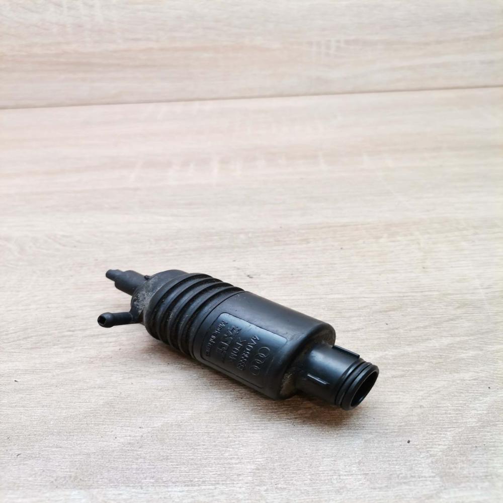 4a0955651   Windscreen/windshield washer pump Audi A4 S4 B5 8D