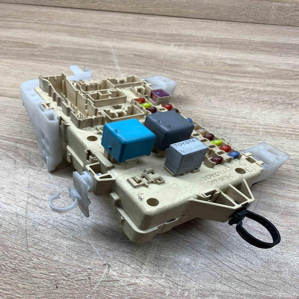 89221 0F010   Fuse module Toyota Corolla Verso E121