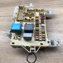 89221 0F010   Fuse module Toyota Corolla Verso E121