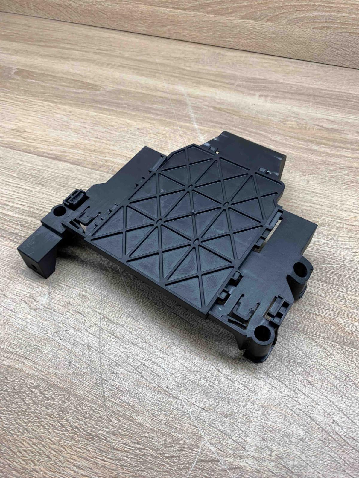 30729921 6G9N 12A692 CC  Other engine bay part Volvo V70