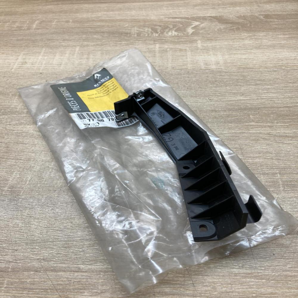 7700792948   Bumper support mounting bracket corner Renault 19