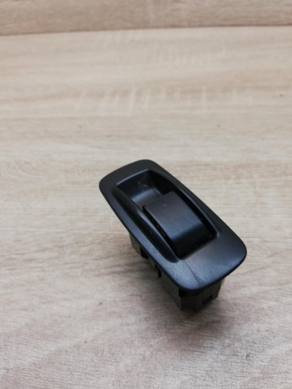 2247 35228  Electric window control switch Toyota Corolla Verso AR10