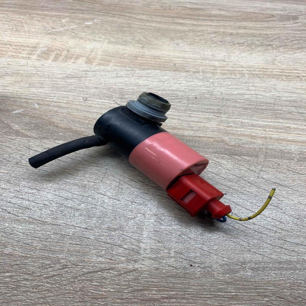 30358 081229A 448996 Windscreen/windshield washer pump Toyota Yaris