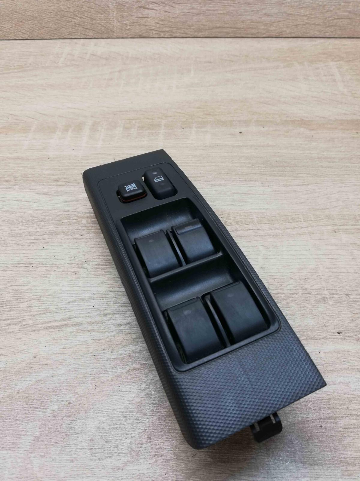 84820 0f010   Electric window control switch Toyota Corolla Verso AR10