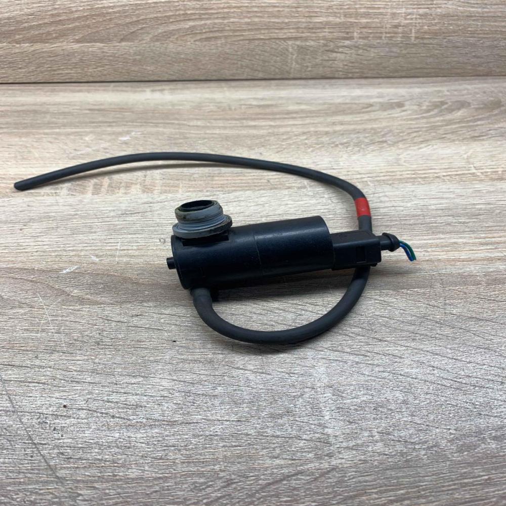 081223A 427716 30357 Windscreen/windshield washer pump Toyota Yaris