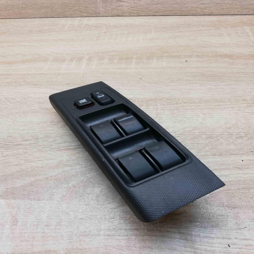 84820 0f010  Unit Electric window control switch Toyota Corolla Verso AR10