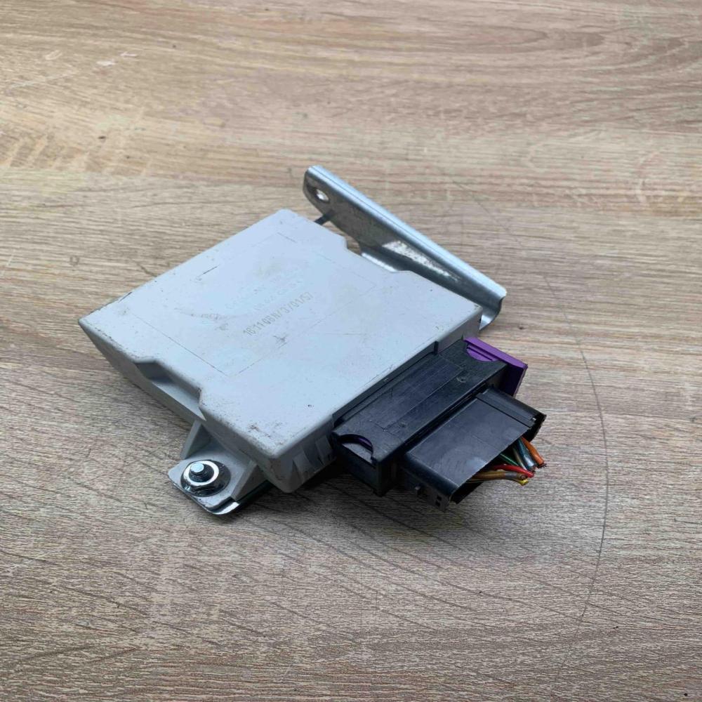 150 696 White  Window wiper relay Toyota Avensis T250