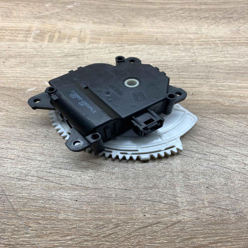 113800 2800   Air flap motor/actuator Toyota Auris 150