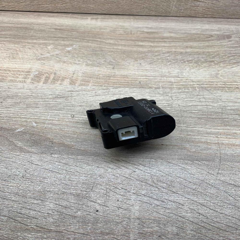 113800 2051 Sensor  Air flap motor/actuator Toyota Avensis Verso