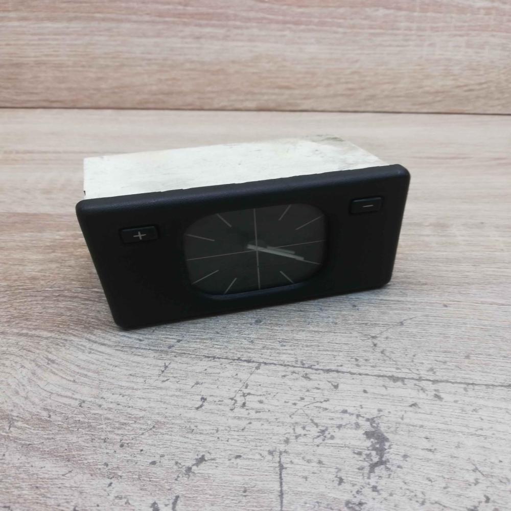 1374282   Clock BMW 5 E34
