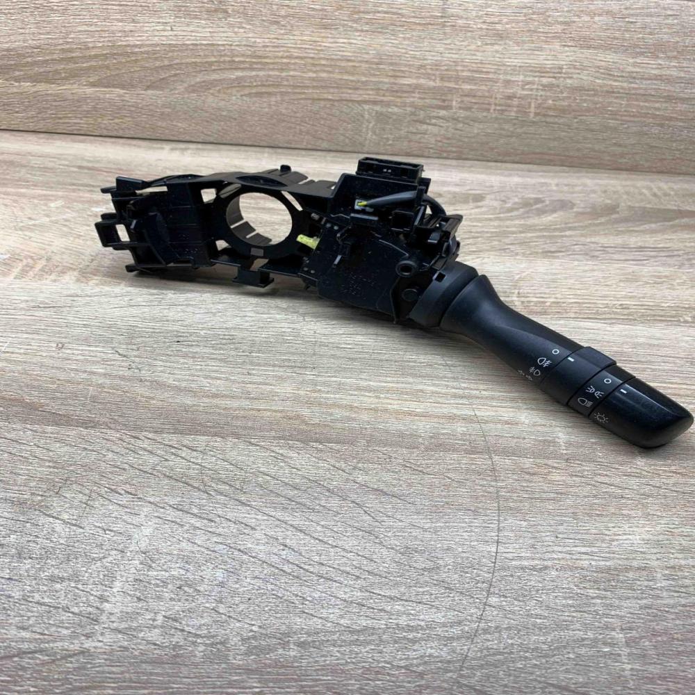 173832 17F373  Wiper control stalk Toyota Auris 150