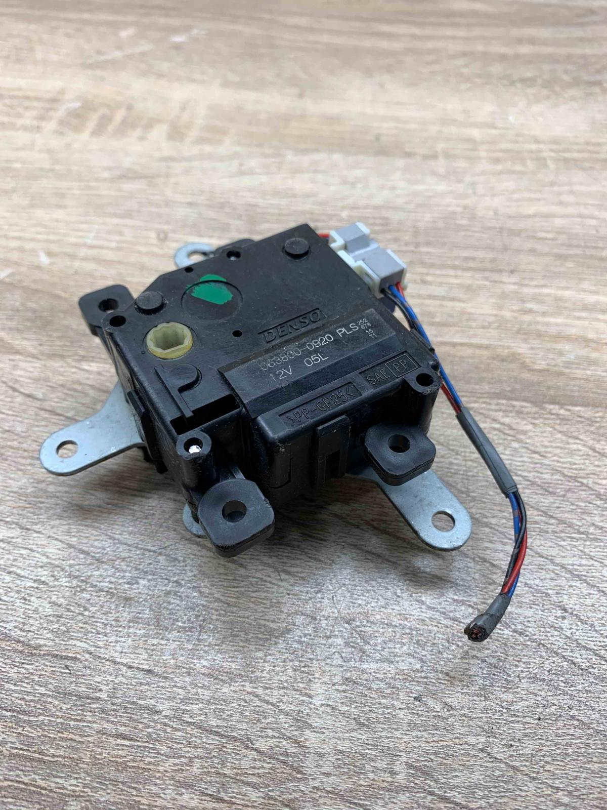 063800 0920   Air flap motor/actuator Toyota Auris 150