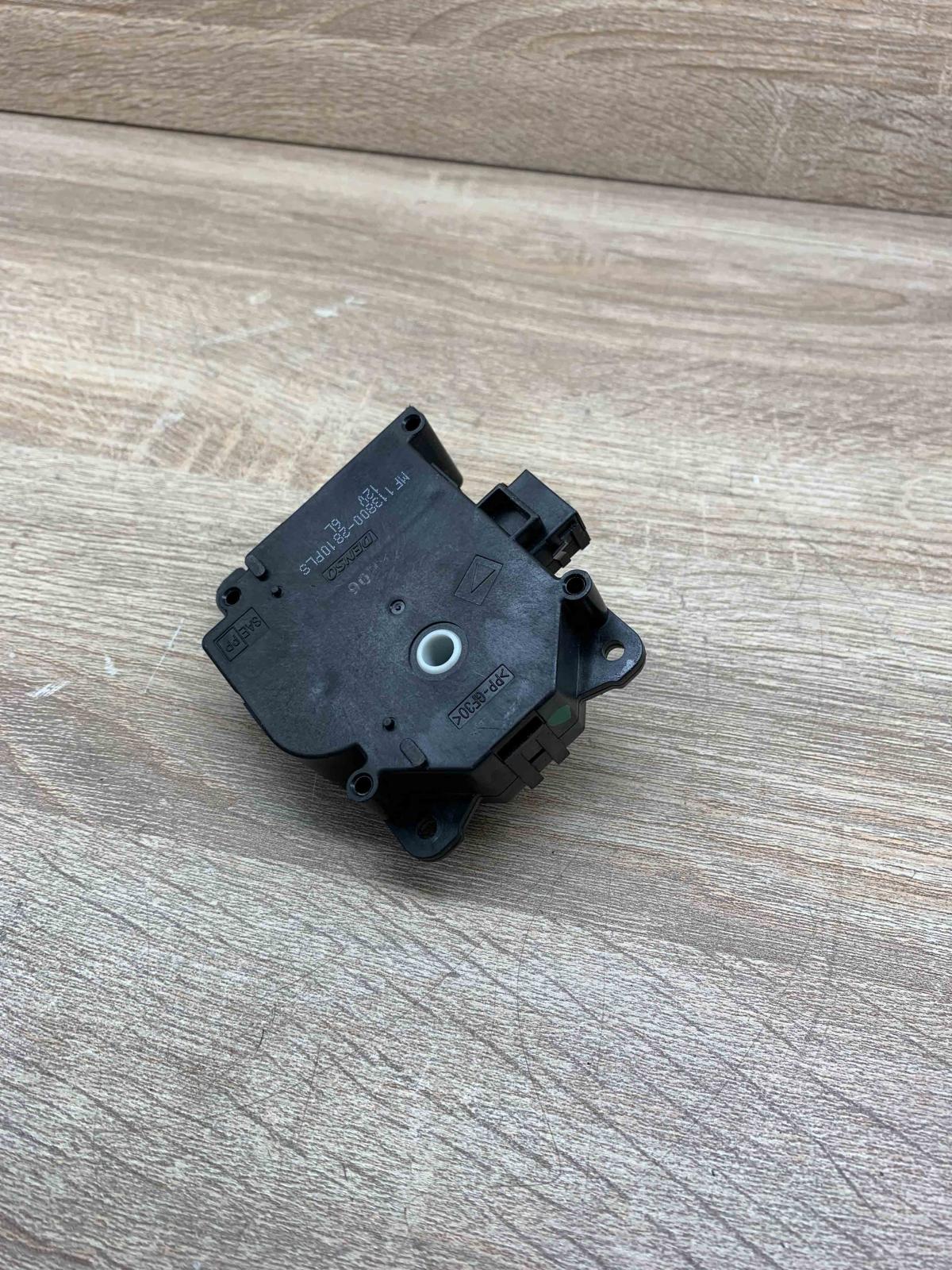 MF113800 2810   Air flap motor/actuator Toyota Avensis T270