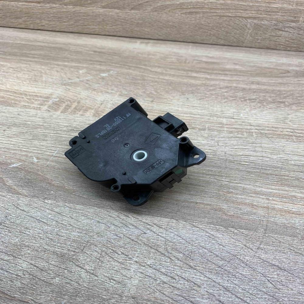 MF113800 2810   Air flap motor/actuator Toyota Avensis T270