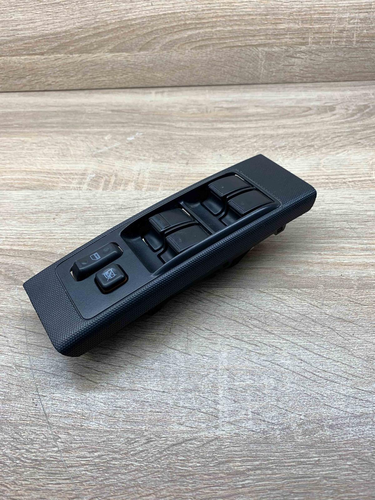 84820 0F010 37074C 149B  Electric window control switch Toyota Corolla Verso AR1