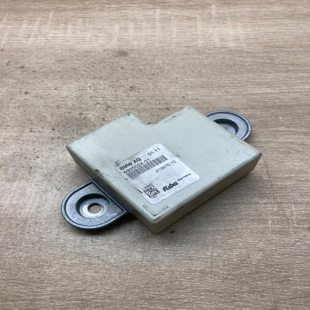 6935024 213675 10  Aerial antenna amplifier BMW 5 E60 E61