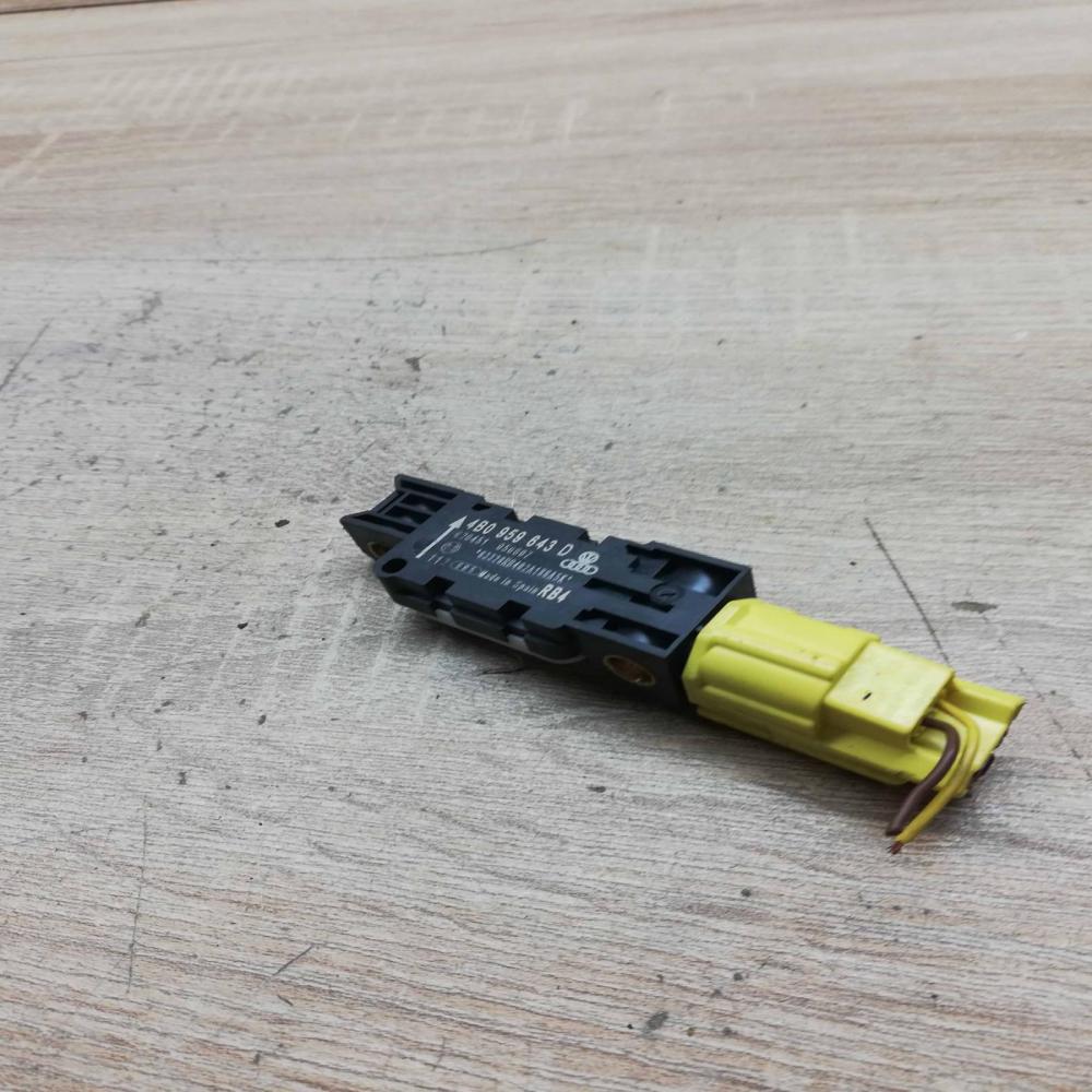 4b0959643d   Airbag deployment crash/impact sensor Audi A3 S3 8P