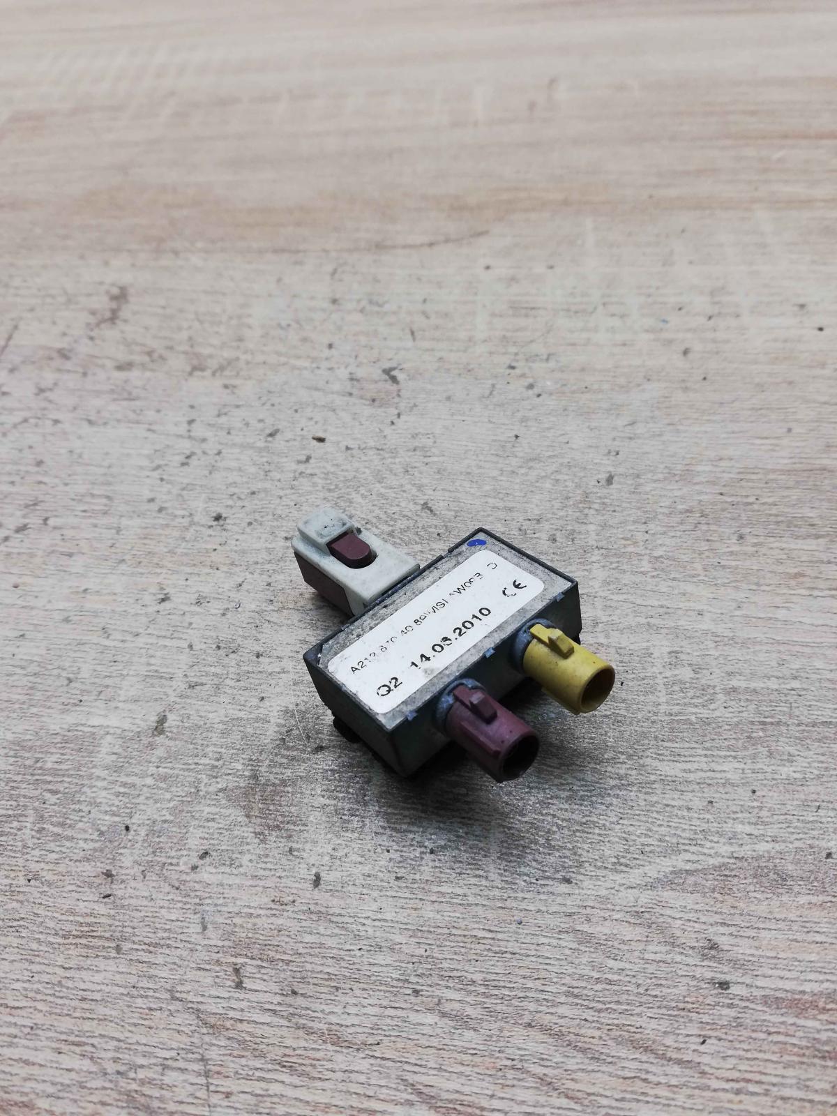 a2128704089   Aerial antenna amplifier Mercedes-Benz E W212
