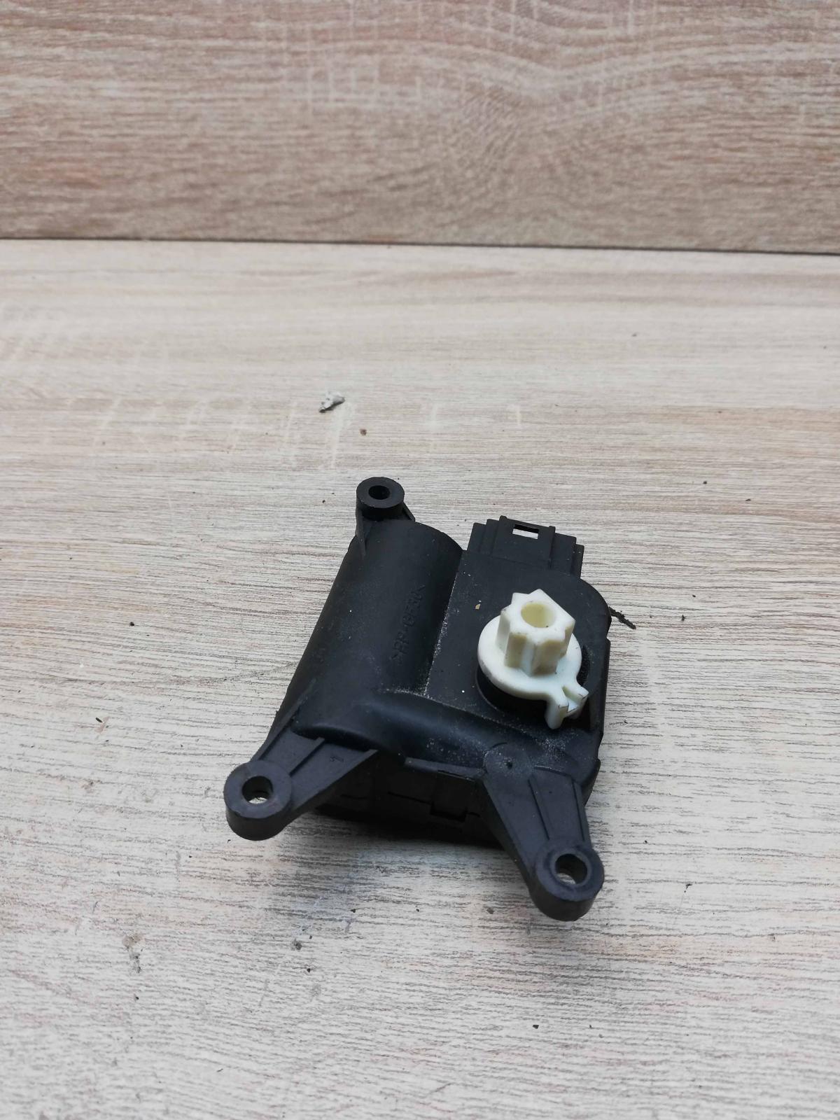 0132801345   Air flap motor/actuator Volkswagen Golf V