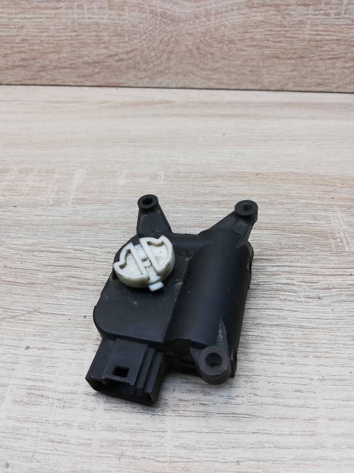 0132801358 CZ116880 3032  Air flap motor/actuator Audi A6 S6 C6 4F