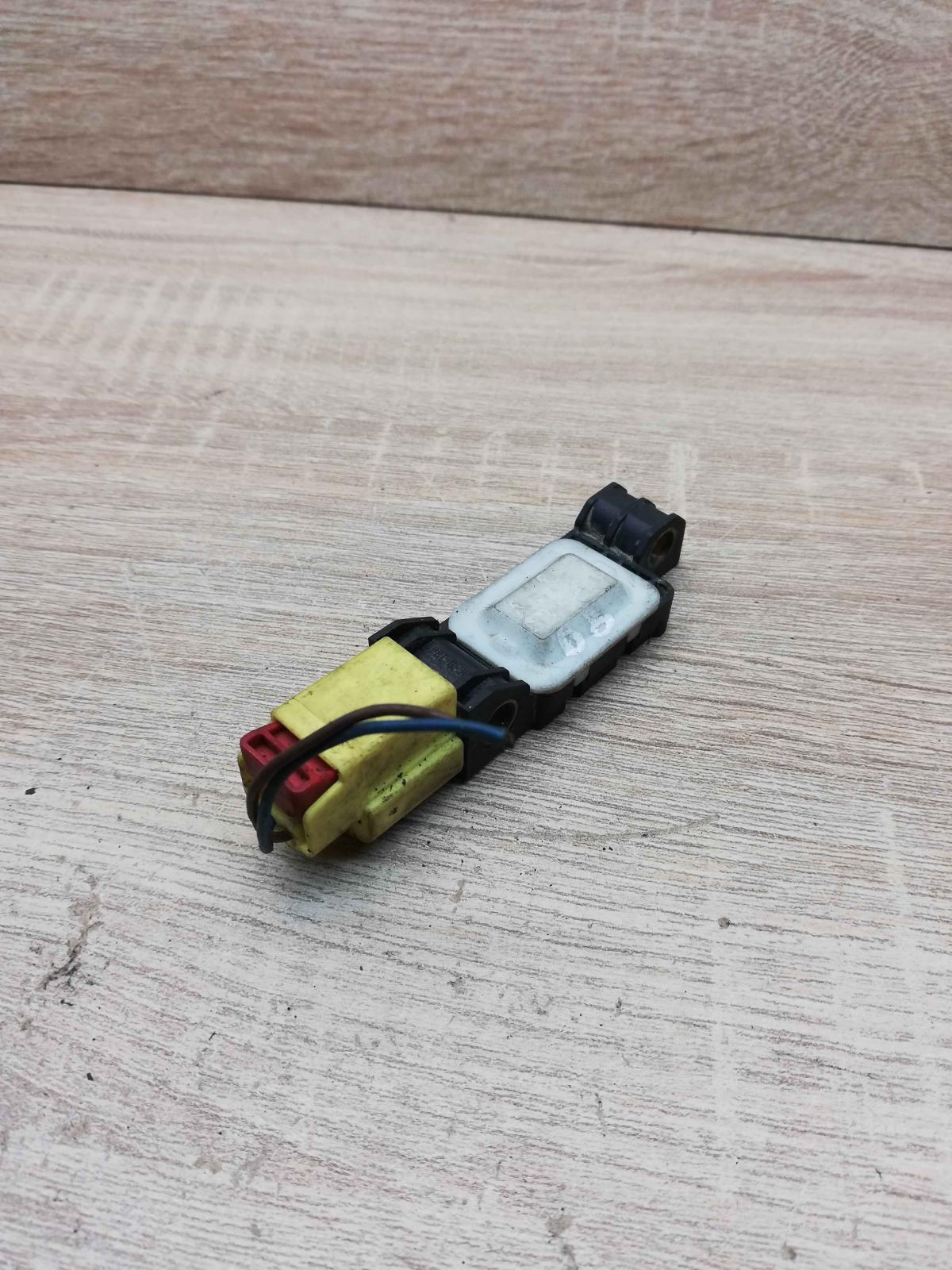 4B0959643D   Airbag deployment crash/impact sensor Audi A3 S3 8P