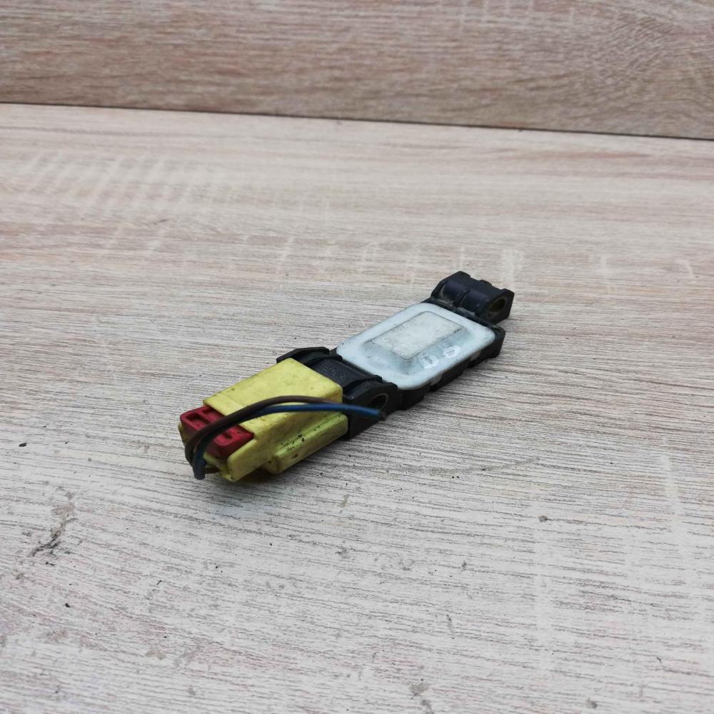 4B0959643D   Airbag deployment crash/impact sensor Audi A3 S3 8P