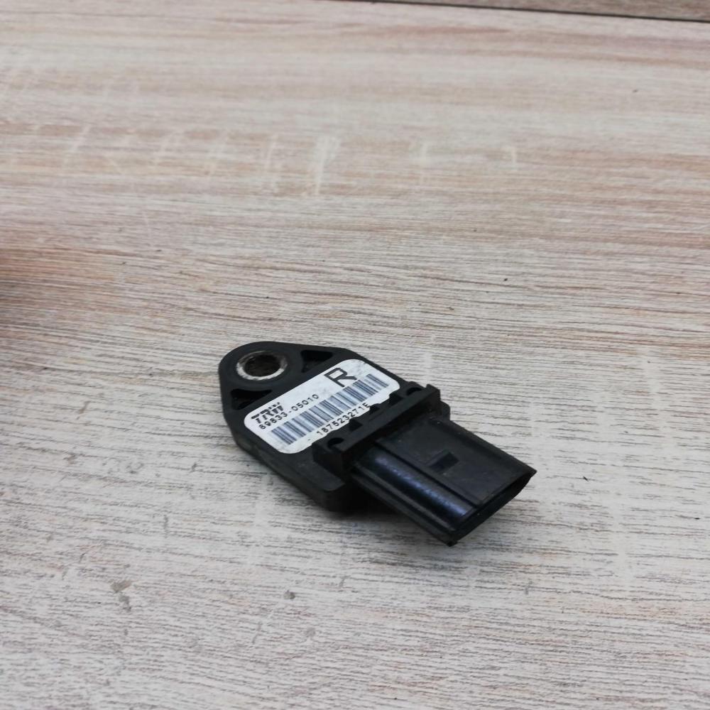89833 05010   Airbag deployment crash/impact sensor Toyota Avensis T250