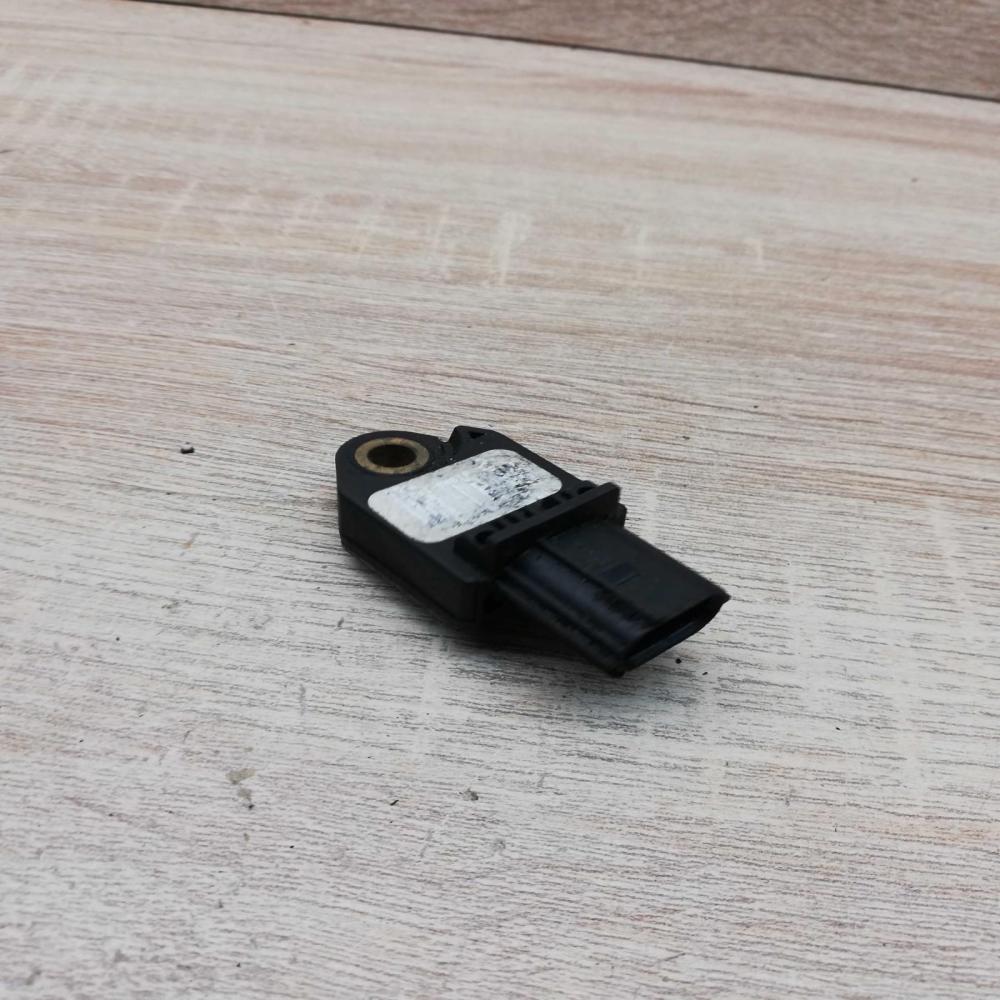 89831 0H010   Airbag deployment crash/impact sensor Toyota Yaris