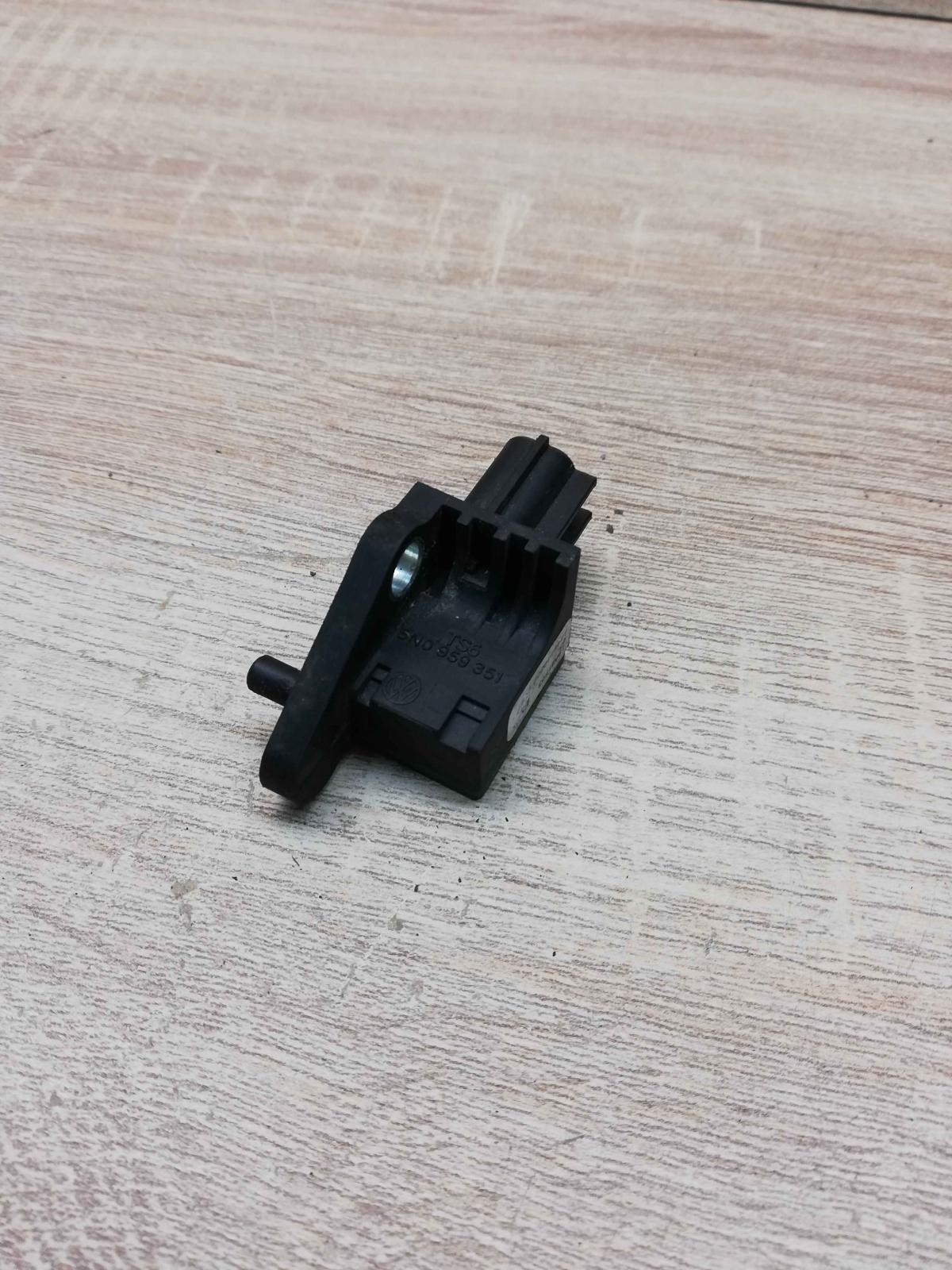5N0959351 19081503  Airbag deployment crash/impact sensor Seat Leon (1P)