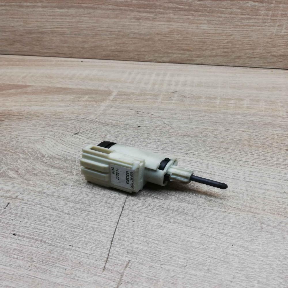 8E0927189B 19322005  Brake pedal sensor switch Audi A4 S4 B7 8E 8H