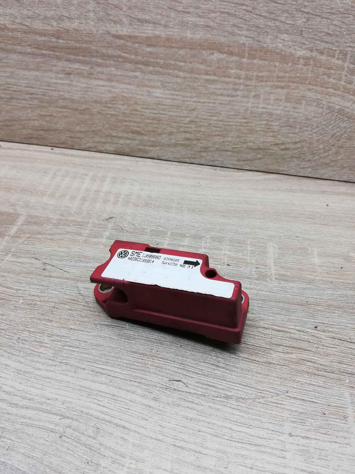 IJ0909606D 03990205  Airbag deployment crash/impact sensor Volkswagen Golf V