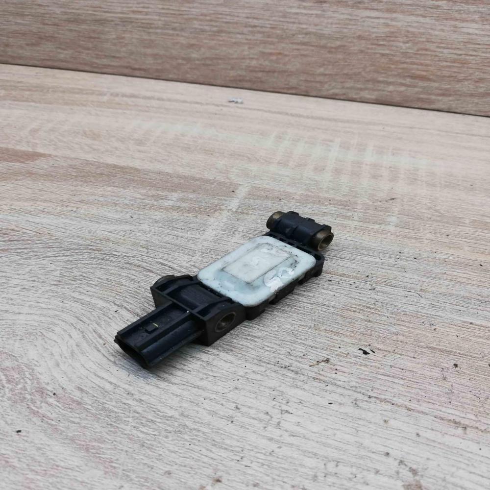 8E0959643B   Airbag deployment crash/impact sensor Audi A4 S4 B6 8E 8H