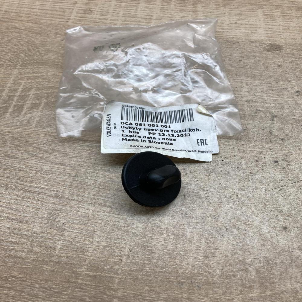 DCA061001001   Floor mat clip fixing clamp Skoda Octavia Mk1 (1U)