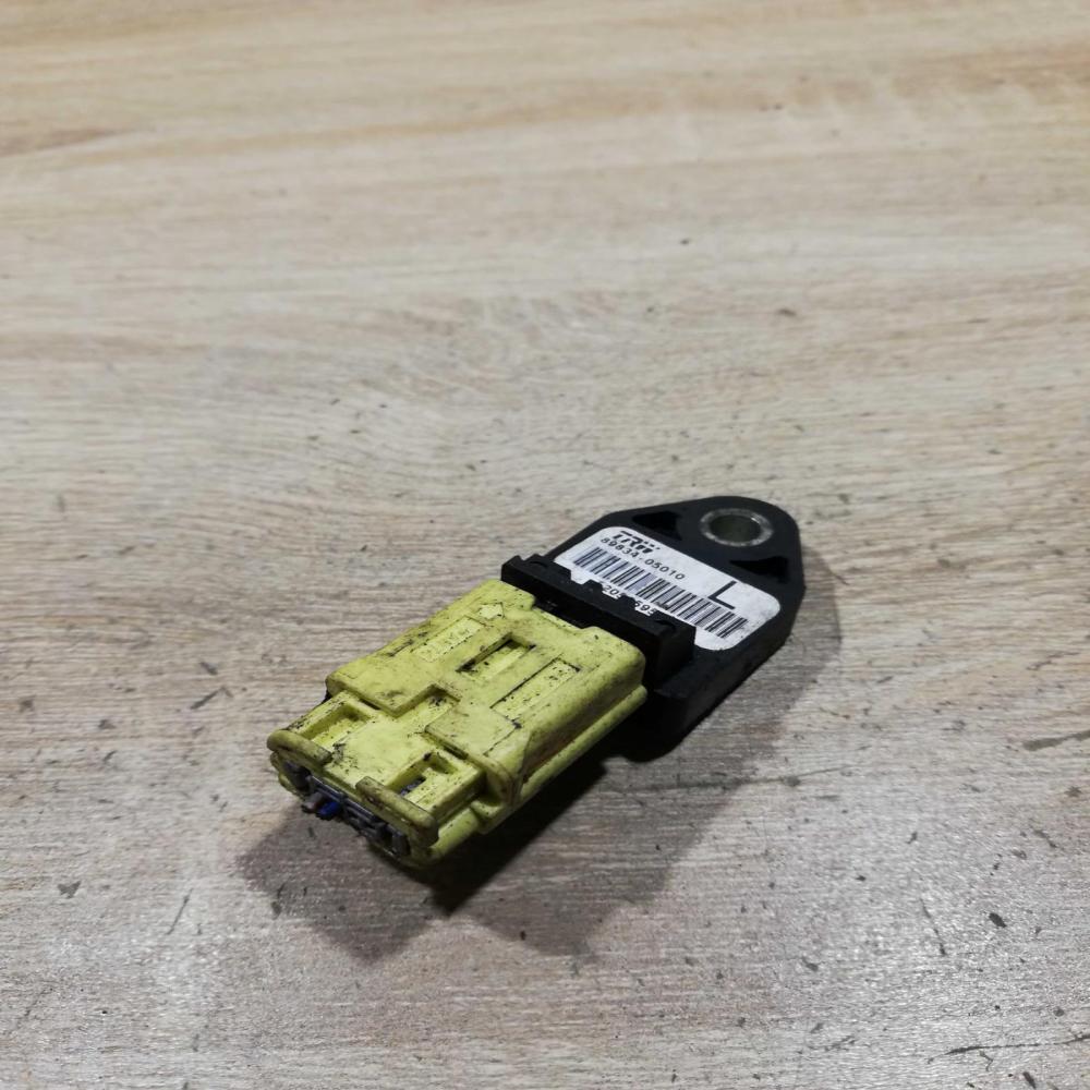 89834 05010   Airbag deployment crash/impact sensor Toyota Avensis T250