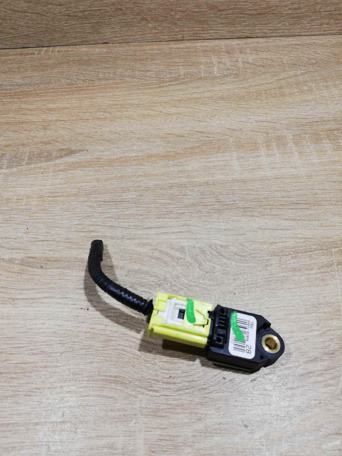 89831 02080   Airbag deployment crash/impact sensor Toyota Auris 150