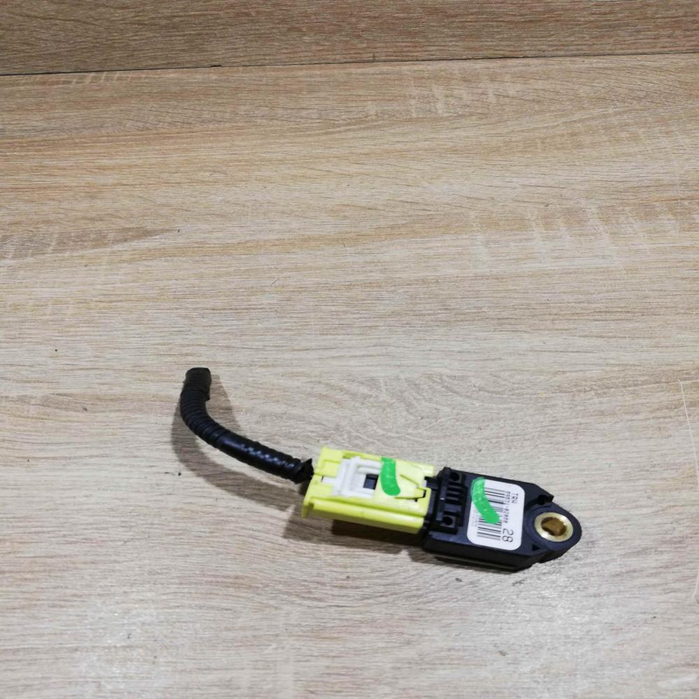 89831 02080   Airbag deployment crash/impact sensor Toyota Auris 150