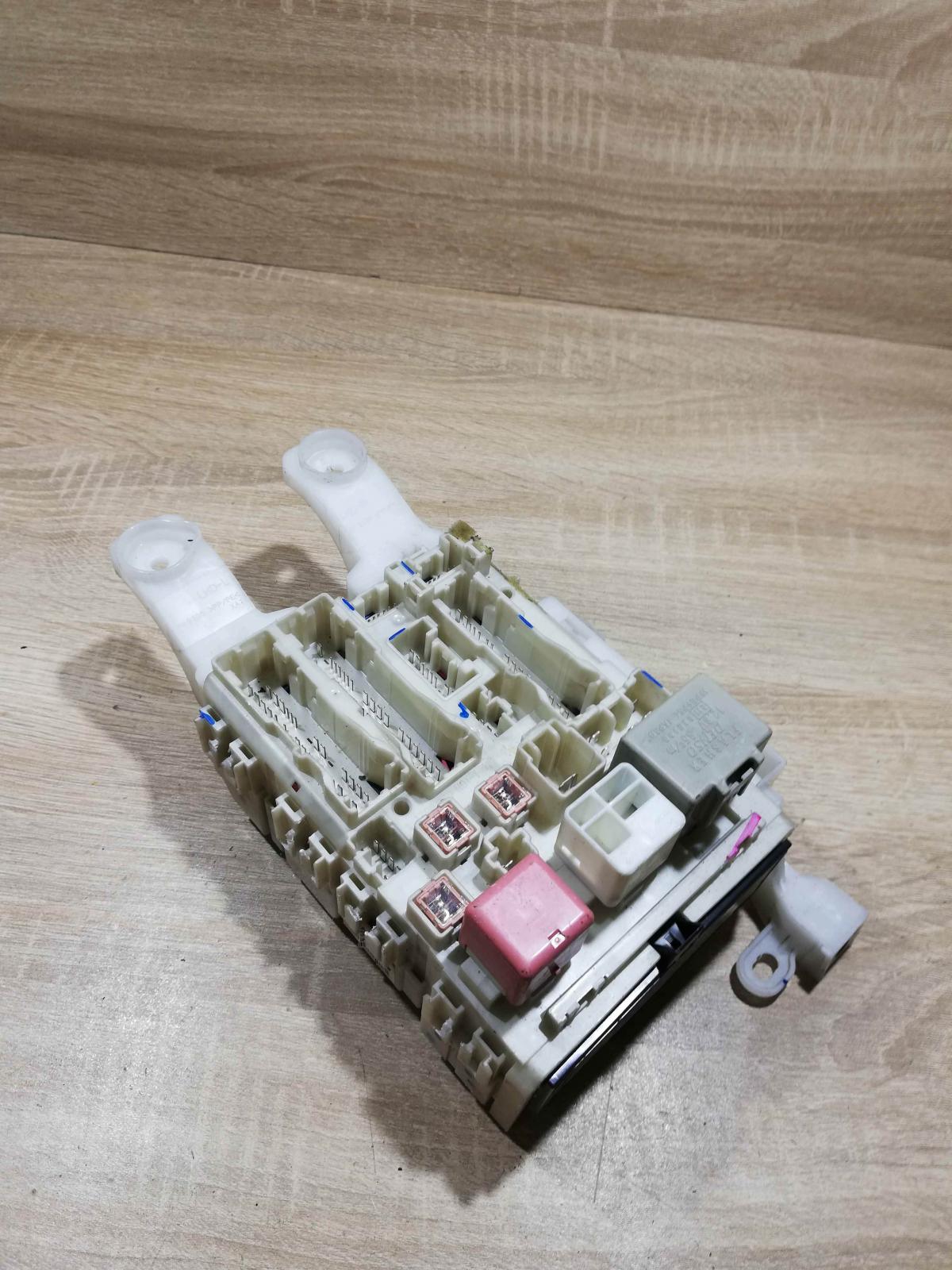 82730 42011 8C26 0364  Fuse module Toyota RAV 4 (XA30)