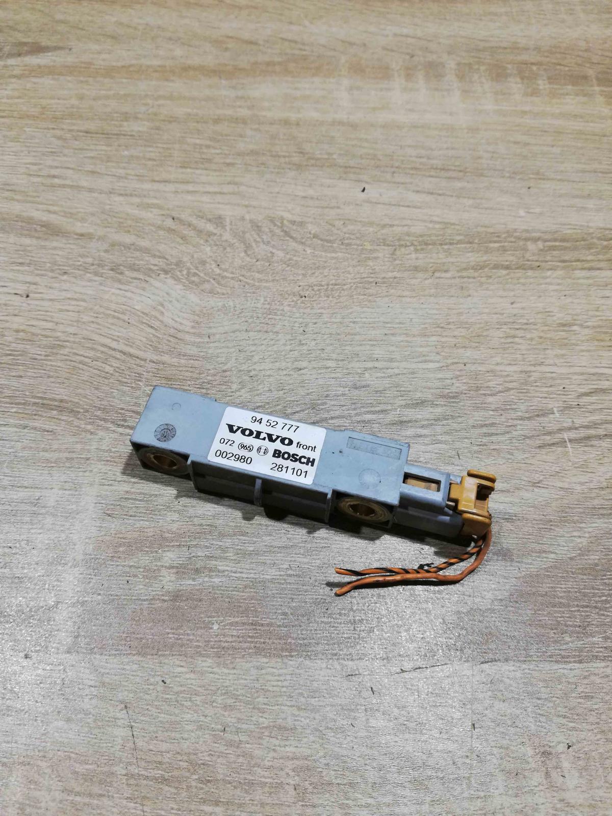 9452777   Airbag deployment crash/impact sensor Volvo V70
