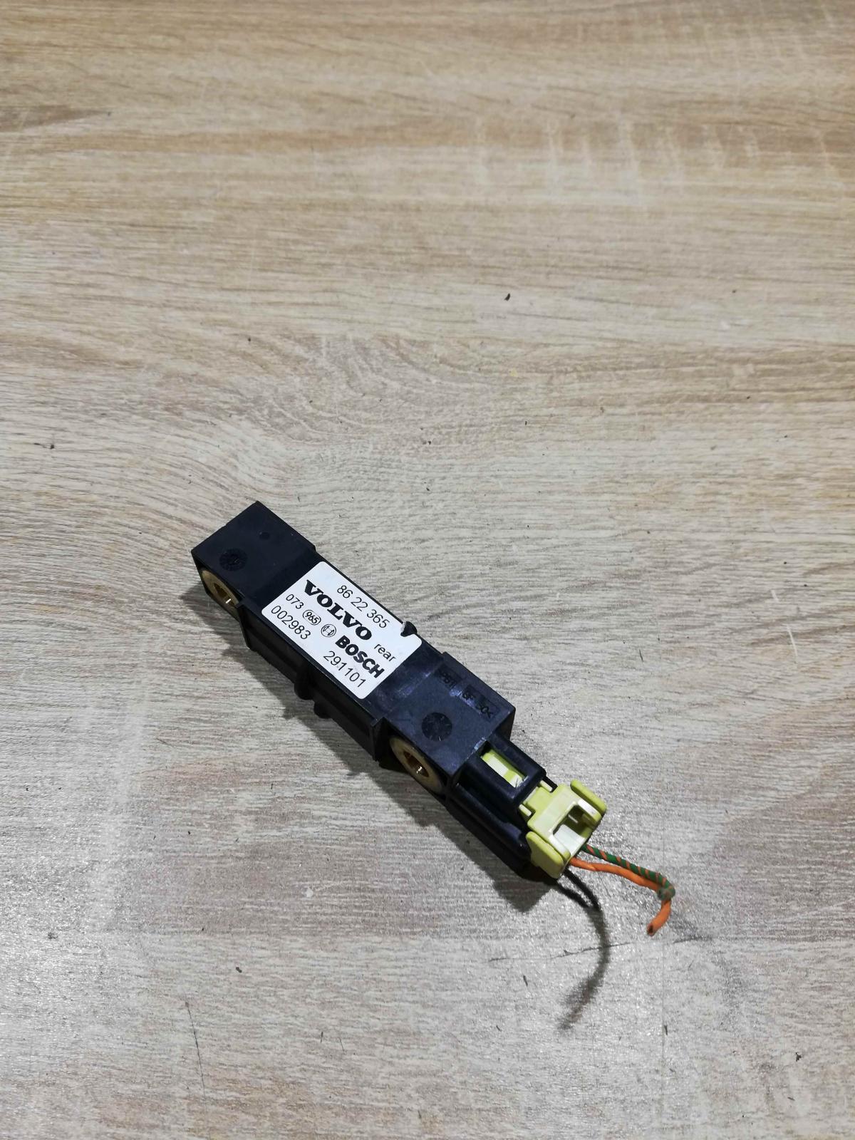 8622365   Airbag deployment crash/impact sensor Volvo V70