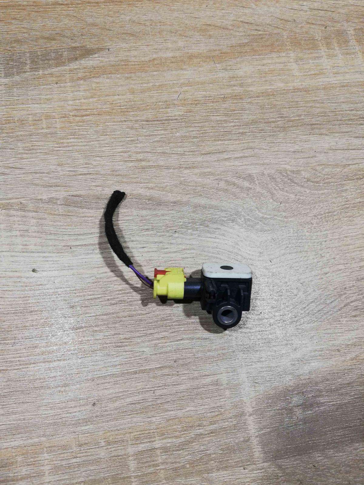 2H0959351   Airbag deployment crash/impact sensor Volkswagen Amarok