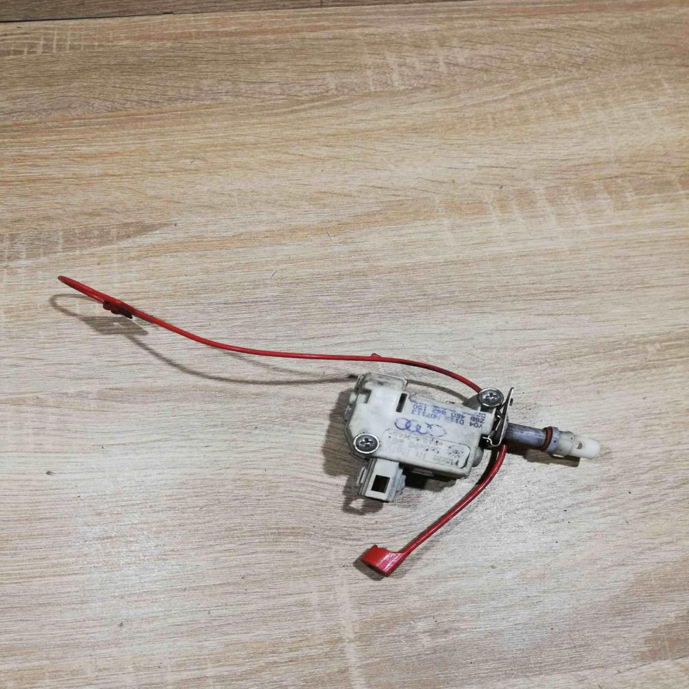 4E0862150   Fuel tank cap lock motor Audi A8 S8 D3 4E
