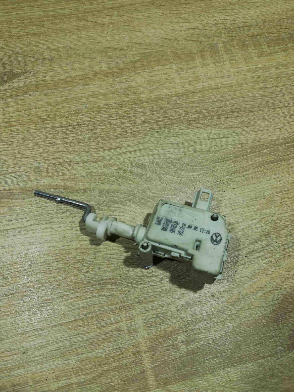 1T0810773   Fuel tank cap lock motor Volkswagen Touran I