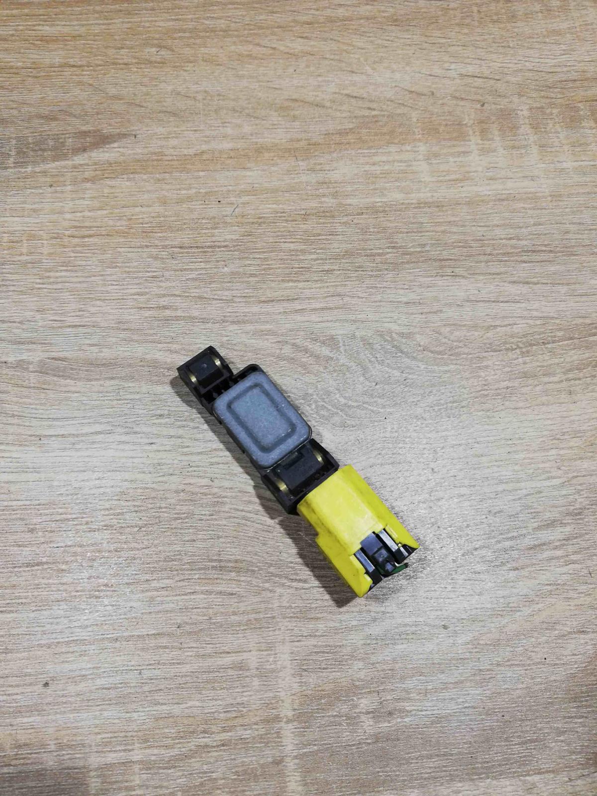 7L0909606   Airbag deployment crash/impact sensor Volkswagen Touran I