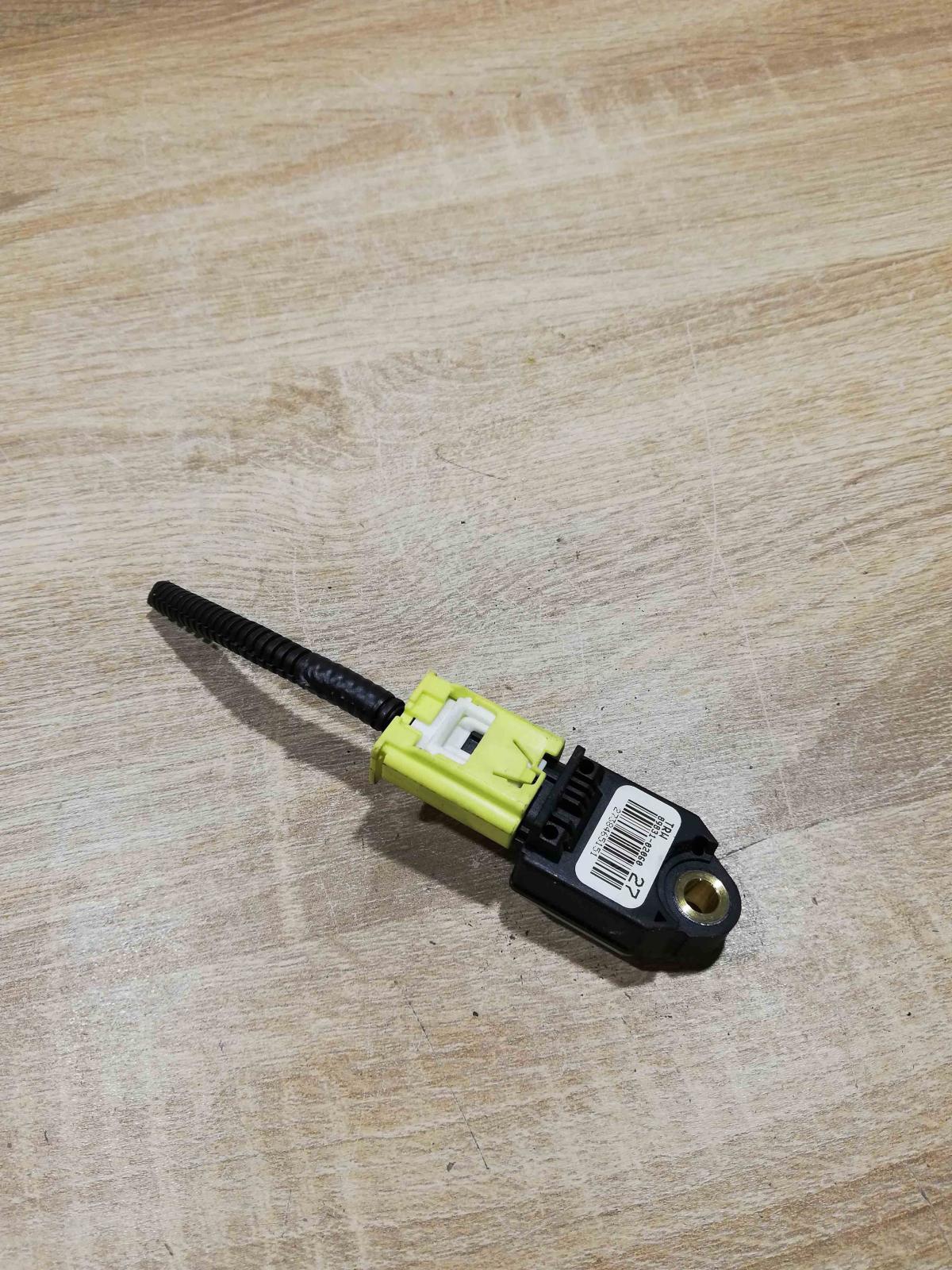 89831 02060   Airbag deployment crash/impact sensor Toyota Auris 150